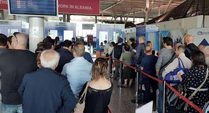 Rritja e fluksit gjate festave: AAC: Ja kompania ajrore me problematike, keshillat per udhetaret